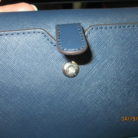 Michael Kors crossbody wallet/ cell phone - Picture 6 of 14